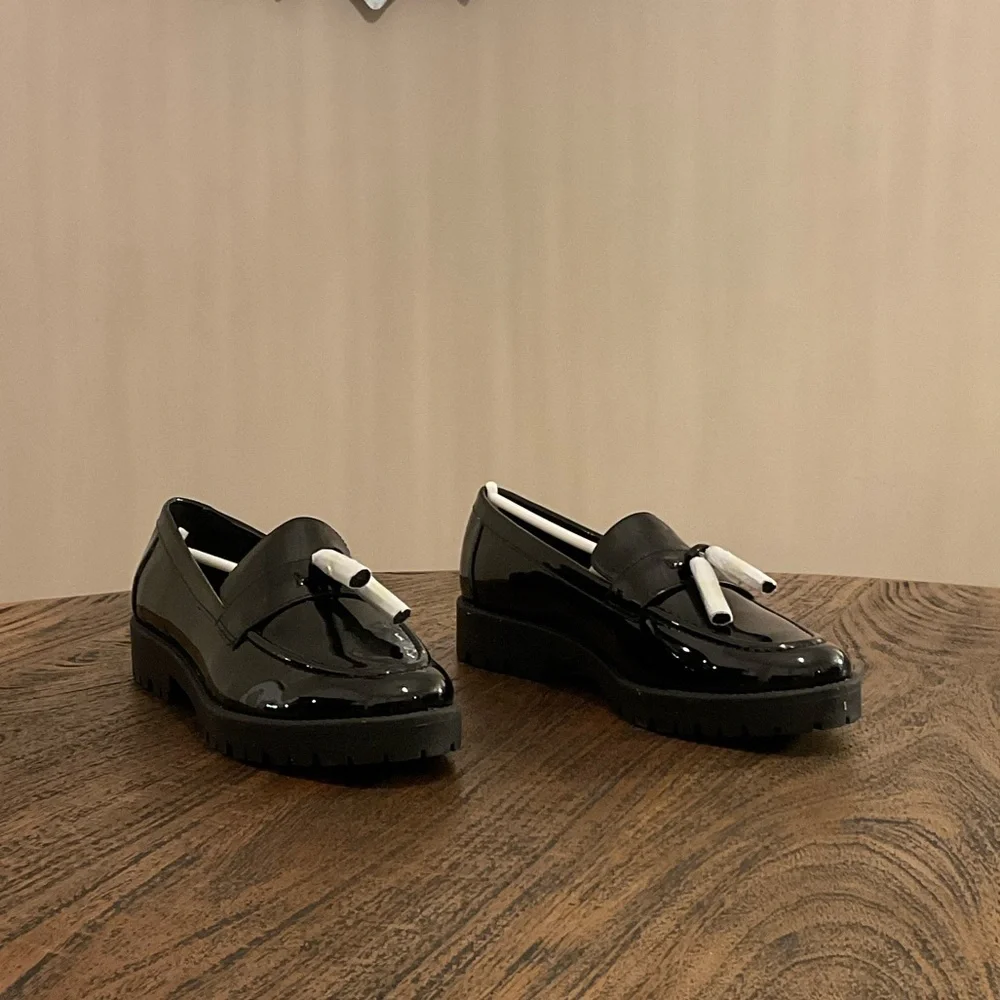 Bandolino Black Patent Loafers with tassles